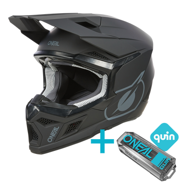 El O'NEAL 3SRS Youth Solid Quin Bundle viene en negro y consta de un casco integral ventilado para niños y un compacto Sensor Inteligente Quin Pro con el logotipo Quin que hace destacar a este casco de motocross juvenil técnicamente mejorado.
