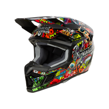El casco O'NEAL 3SRS CRANK presenta unos llamativos gráficos de estilo graffiti con colores brillantes y motivos de dibujos animados sobre un fondo negro, ideal para tu próxima carrera de motocross.