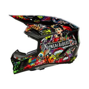 Der O'NEAL 3SRS Helm CRANK ist ein schwarzer Vollvisier-Motocross-Helm mit lebendigen Graffiti-Grafiken, darunter Cartoon-Figuren, Totenköpfe, Lippen und der fette Schriftzug "Riders" - ideal für Ihr nächstes Rennen.