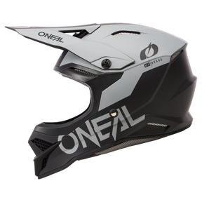Il casco O'NEAL 3SRS Solid è un casco da motocross nero e grigio opaco di O'NEAL con visiera e aperture di ventilazione, mostrato in vista laterale su sfondo bianco.
