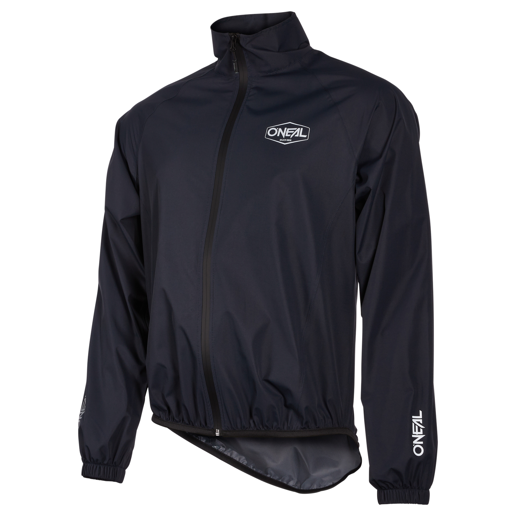 Die O'NEAL BREEZE WP Jacket ist eine schwarze, langärmelige, wasserdichte Jacke mit hohem Kragen, elastischen Ärmelbündchen, weißen O'NEAL-Logos auf der Brust und den Unterarmen und einem verlängerten Rückensaum für zusätzliche Abdeckung.