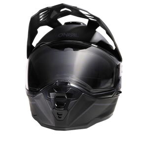 Un casco O'NEAL D-SRS Solid nero con visiera oscurata, design angolare e robusta mentoniera è mostrato su uno sfondo bianco.
