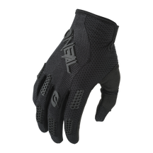 Der schwarze O'NEAL ELEMENT Handschuh RACEWEAR von O'NEAL, perfekt für Mountainbike oder Motocross, zeichnet sich durch strukturierten Grip und atmungsaktives Mesh aus, hier in der schrägen Draufsicht auf einfarbigem Hintergrund.