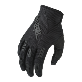 Der schwarze O'NEAL ELEMENT Handschuh RACEWEAR von O'NEAL, perfekt für Mountainbike oder Motocross, zeichnet sich durch strukturierten Grip und atmungsaktives Mesh aus, hier in der schrägen Draufsicht auf einfarbigem Hintergrund.