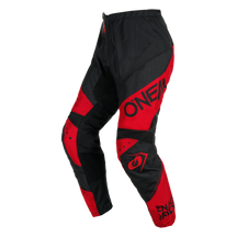 Die O'NEAL ELEMENT Hose RACEWEAR in Schwarz und Rot zeigt "O'NEAL" auf dem linken Oberschenkel und "ENJOY THE RIDE" auf dem Unterschenkel, mit verstärkten Einsätzen, Netzbelüftung und Komfort und Schutz für den Motorsport.