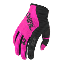 Der O'NEAL ELEMENT Women's Handschuh RACEWEAR in Schwarz und leuchtendem Pink zeichnet sich durch strukturierte Griffe, Netzeinsätze und das O'NEAL-Logo auf dem Handrücken aus, das auf einem schlichten schwarzen Hintergrund zu sehen ist.