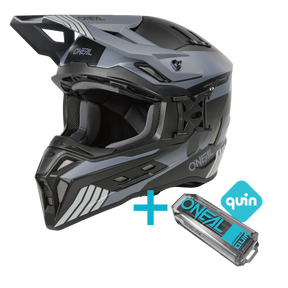 L'O'NEAL EX-SRS Hitch Quin Bundle è composto da un casco nero e grigio opaco con motivi geometrici accanto a un piccolo sensore intelligente blu e nero, collegato da un segno più. Il casco è dotato di alette d'aria integrate per un maggiore comfort.