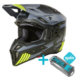 L'O'NEAL EX-SRS Hitch Quin Bundle è composto da un casco grigio e nero con accenti gialli, raffigurato accanto a un Quin Pro Smart Sensor e a un logo Quin blu.