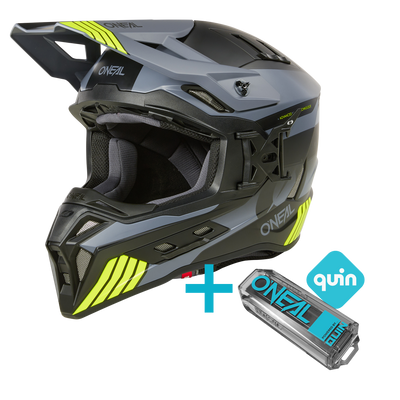 L'O'NEAL EX-SRS Hitch Quin Bundle è composto da un casco grigio e nero con accenti gialli, raffigurato accanto a un Quin Pro Smart Sensor e a un logo Quin blu.