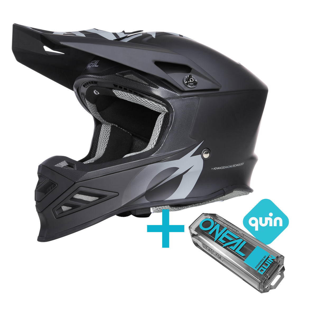 Un casco integrale in nero e grigio con visiera e grafica stilizzata, accompagnato da una scatola con la scritta "O'NEAL F-SRS Solid Quin Bundle" sotto il piccolo logo blu "O'NEAL Europe".