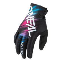 Der O'NEAL MATRIX Handschuh VOLTAGE ist ein schwarzer Mountainbike-Handschuh mit einem leuchtend blauen und rosafarbenen, abstrakten Design. Auf dem Handrücken ist der Schriftzug "O'NEAL" und auf dem Zeigefinger "ENJOY THE RIDE" aufgedruckt.