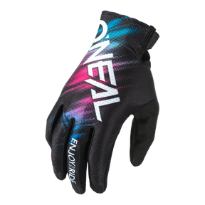Der O'NEAL MATRIX Handschuh VOLTAGE ist ein schwarzer Mountainbike-Handschuh mit einem leuchtend blauen und rosafarbenen, abstrakten Design. Auf dem Handrücken ist der Schriftzug "O'NEAL" und auf dem Zeigefinger "ENJOY THE RIDE" aufgedruckt.