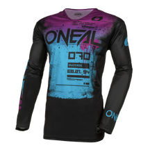 Das O'NEAL MAYHEM Jersey SCARZ hat schwarze lange Ärmel und ein auffälliges blaues und magentafarbenes Grafikdesign mit "O'NEAL"-Schriftzug und stilisiertem Text, das für hohe Qualität steht.