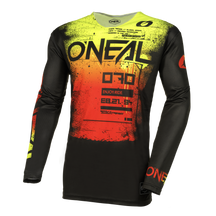Das O'NEAL MAYHEM Jersey SCARZ hat ein schwarzes Grundmaterial mit einem neongelben bis roten Farbverlauf, auffällige O'NEAL-Logos auf Brust und Arm, eine auffällige Frontgrafik und leistungsstarke Qualität für Stil und Komfort.