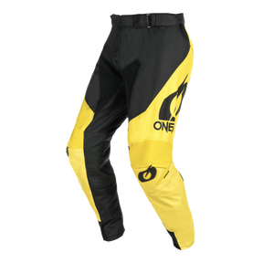 I pantaloni O'NEAL Mayhem Hexx sono pantaloni da ciclismo gialli e neri con un'accattivante grafica a fiamma, la scritta "ONE" sulla gamba destra, materiale traspirante, ginocchia rinforzate e cintura regolabile.