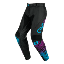 El pantalón O'NEAL Mayhem SCARZ es un pantalón de motocross negro con motivos gráficos azules y morados en la parte inferior de las piernas y un logotipo O'NEAL azul en el muslo izquierdo, visible sobre fondo blanco.
