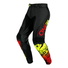Los pantalones O'NEAL Mayhem SCARZ tienen una base negra con gráficos en degradado de colores rojo, amarillo y naranja, letras "O'NEAL" en negrita en la pernera izquierda, logotipos adicionales en el muslo derecho y la rodilla, y son transpirables para una conducción cómoda en motocross.