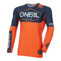 Das O'NEAL MAYHEM Jersey HEXX in leuchtendem Orange und Marineblau bietet "ONEAL"- und "ENJOY.RIDE."-Prints auf der Vorderseite und den Ärmeln sowie auffällige Logos, Aufnäher und hervorragende Funktionalität.