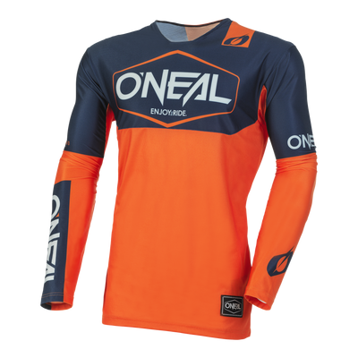Das O'NEAL Custom Jersey MAYHEM HEXX in Orange und Dunkelblau verfügt über eine auffällige Sublimationsgrafik mit O'NEAL-Logos auf Brust, Ärmel und Taille sowie "ENJOY. RIDE." unter dem Logo für zusätzlichen Style.
