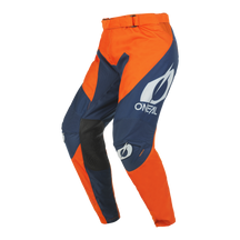 Los Pantalones O'NEAL Mayhem Hexx son unos pantalones de motocross naranja y azul marino con inserciones negras en las rodillas, llamativos logotipos blancos "O'NEAL" en el muslo y la rodilla y tejido transpirable, mostrados en un maniquí invisible sobre fondo blanco.