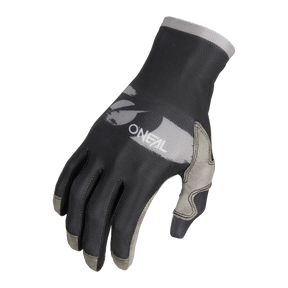 Le gant O'NEAL PODIUM 1.0 en noir et gris dispose de bouts de doigts renforcés, de coussinets pour les jointures, d'un logo blanc et de l'inscription "O'NEAL" sur le dos de la main et offre au coureur protection et style.