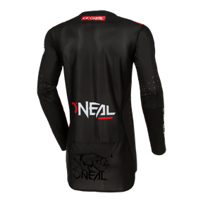 Le maillot PRODIGY FIVE THREE d'O'NEAL est un maillot noir à manches longues avec le logo O'NEAL rouge et blanc, un design discret dans le bas du dos et un tissu mesh respirant pour de hautes performances lors de chaque aventure à vélo.