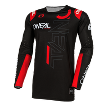 El Maillot O'NEAL Prodigy CINCO TRES es un maillot negro y rojo de manga larga con las letras "ONEAL", inserciones de malla y un diseño adaptado para un alto rendimiento en cada aventura ciclista.
