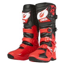 Ein Paar O'NEAL RMX PRO Stiefel in Rot, Schwarz und Weiß mit auffälligem O'NEAL-Branding, mehrfach verstellbaren Schnallen und robusten Sohlen sind aufrecht vor einem weißen Hintergrund abgebildet.