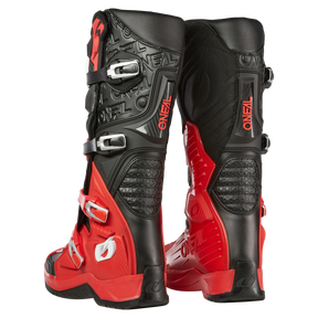 Die O'NEAL RMX PRO Stiefel sind schwarz-rote Motocross-Stiefel mit strukturierten Einsätzen, Metallschnallen, dem weiß-orangen O'NEAL-Logo, robusten Sohlen und verstärktem Schutz für Ihre Offroad-Abenteuer.