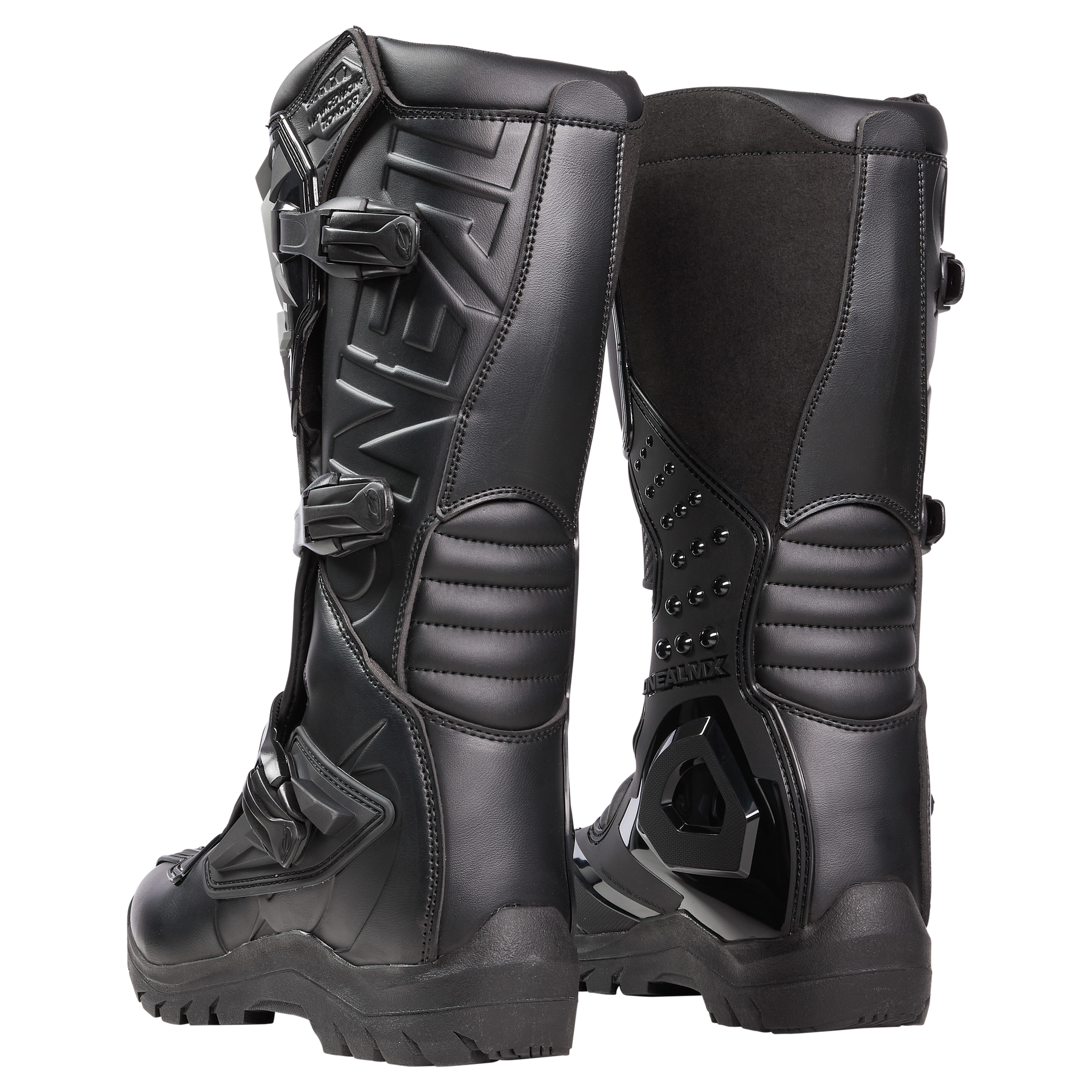 Ein Paar schwarze O'NEAL RSX Adventure Boots mit strukturierten Sohlen, sicheren Schnallen und gepolsterten Schienbein- und Knöchelbereichen. Ein Stiefel steht aufrecht, während der andere angewinkelt ist, um Details auf der Rückseite und an der Seite zu zeigen.