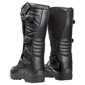 Ein Paar schwarze O'NEAL RSX Adventure Boots mit strukturierten Sohlen, sicheren Schnallen und gepolsterten Schienbein- und Knöchelbereichen. Ein Stiefel steht aufrecht, während der andere angewinkelt ist, um Details auf der Rückseite und an der Seite zu zeigen.