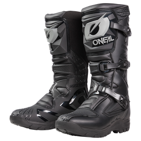 L'O'NEAL RSX Adventure Boot è uno stivale da moto off-road nero con accenti grigi, fibbie protettive, suole strutturate e un design robusto per l'avventura.