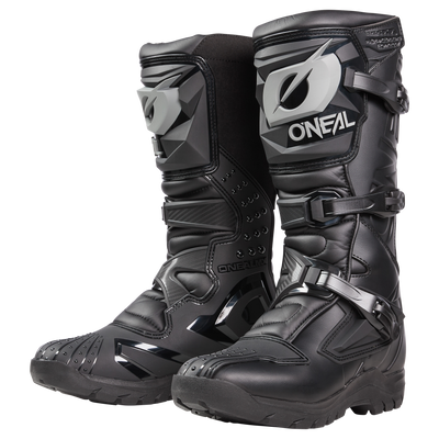 Der O'NEAL RSX Adventure Boot ist ein schwarzer Off-Road-Motorradstiefel mit grauen Akzenten, Schutzschnallen, strukturierten Sohlen und einem robusten Design für Abenteuerfahrten.