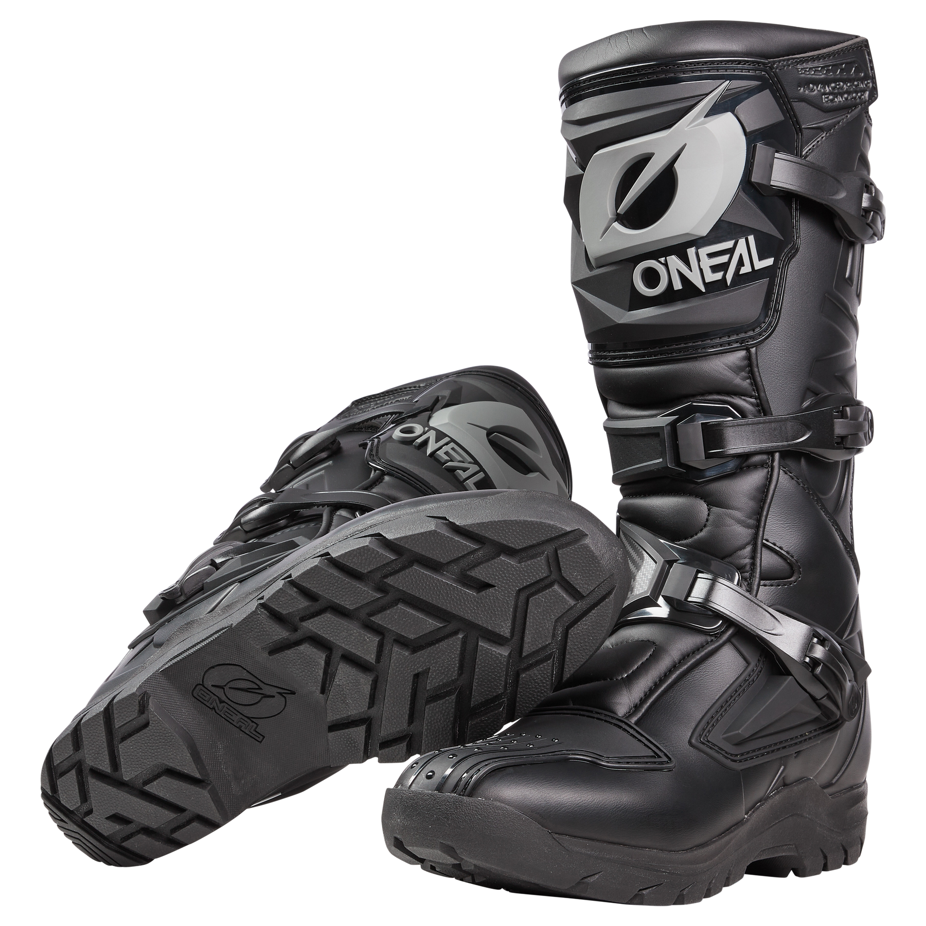 Ein Paar schwarze O'NEAL RSX Adventure Boots mit dicken Sohlen, stabilen Schnallen und verstärkten Platten. Ein Stiefel steht aufrecht, während der andere auf der Seite liegt und das Profil zeigt.