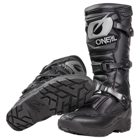 Ein Paar schwarze O'NEAL RSX Adventure Boots mit dicken Sohlen, stabilen Schnallen und verstärkten Platten. Ein Stiefel steht aufrecht, während der andere auf der Seite liegt und das Profil zeigt.