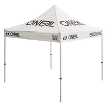Das O'NEAL RACE TENT ist ein weißes Außenzelt mit den Aufschriften "O'NEAL" und "ENJOY RIDE" in schwarzer Farbe auf dem Dach und den Seiten, das von vier Metallfüßen getragen wird.