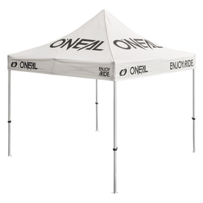 Das O'NEAL RACE TENT ist ein weißes Außenzelt mit den Aufschriften "O'NEAL" und "ENJOY RIDE" in schwarzer Farbe auf dem Dach und den Seiten, das von vier Metallfüßen getragen wird.