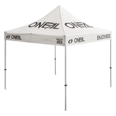 Das O'NEAL RACE TENT ist ein weißes Außenzelt mit den Aufschriften "O'NEAL" und "ENJOY RIDE" in schwarzer Farbe auf dem Dach und den Seiten, das von vier Metallfüßen getragen wird.