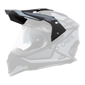 El Casco O'NEAL Sierra R es un casco de motocross negro y gris con visera transparente, diseño aerodinámico y aberturas de ventilación cuando se mira de lado.