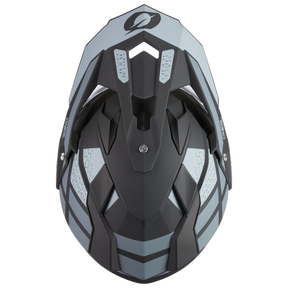 Vista superior del Casco O'NEAL Sierra R de O'NEAL en negro mate y gris, que presenta un moderno estilo de casco de ciclista con su forma angulosa y aerodinámica, aberturas de ventilación y atrevidos detalles geométricos.