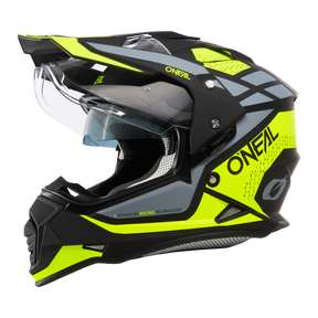 El casco O'NEAL Sierra R es un casco de moto negro y amarillo neón con visera, diseño aerodinámico, pantalla facial transparente y la llamativa marca O'NEAL, ideal para los pilotos de motocross.