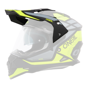 El Casco O'NEAL Sierra R en negro y amarillo neón tiene una visera transparente, un diseño anguloso, aberturas de ventilación y llamativas letras "O'Neal" en el lateral. Se muestra sobre un fondo transparente y es perfecto para los entusiastas del motocross.