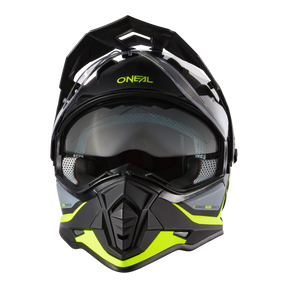 Vista frontal del Casco O'NEAL Sierra R, un casco de ciclismo negro y amarillo neón con un diseño anguloso, visera integrada y la marca "O'NEAL" en la frente.