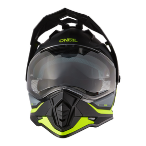 Vista frontal del Casco R Sierra de O'NEAL en negro y amarillo neón, con visera transparente, forma angular y llamativas aberturas de ventilación, aislado sobre fondo blanco.