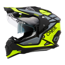 El Casco O'NEAL Sierra R es un casco negro y amarillo neón con visera tintada, forma aerodinámica, ventilación y llamativos motivos geométricos, así como el logotipo O'NEAL en los laterales y la parte superior.