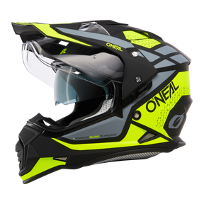 El Casco O'NEAL Sierra R es un casco negro y amarillo neón con visera tintada, forma aerodinámica, ventilación y llamativos motivos geométricos, así como el logotipo O'NEAL en los laterales y la parte superior.