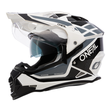 El Casco O'NEAL Sierra R es un casco blanco y negro con motivos geométricos, el logotipo O'NEAL, una visera tintada, una mentonera ventilada y una pantalla solar para mayor comodidad y estilo.