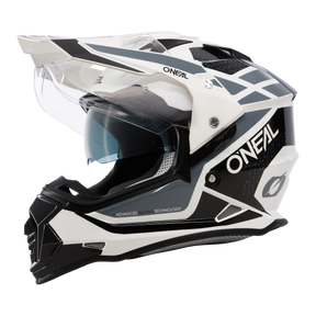 El Casco O'NEAL Sierra R es un casco blanco y negro con motivos geométricos, el logotipo O'NEAL, una visera tintada, una mentonera ventilada y una pantalla solar para mayor comodidad y estilo.