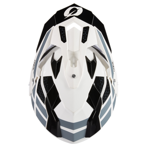 Vista superior del Casco O'NEAL Sierra R, un casco de motocross O'NEAL blanco y negro con franjas grises, grandes aberturas de ventilación y una visera distintiva, mostrado sobre un fondo negro.