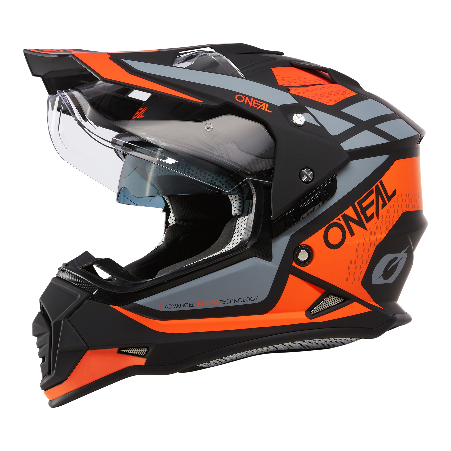 Ein schwarzer, grauer und orangefarbener O'NEAL SIERRA Helm R Vollvisier-Motorradhelm mit klarem Visier, Belüftungseinsätzen und auffälligem seitlichem Branding wird auf einem schlichten schwarzen Hintergrund dargestellt.